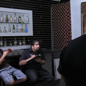 photo d'un policier prenant des notes